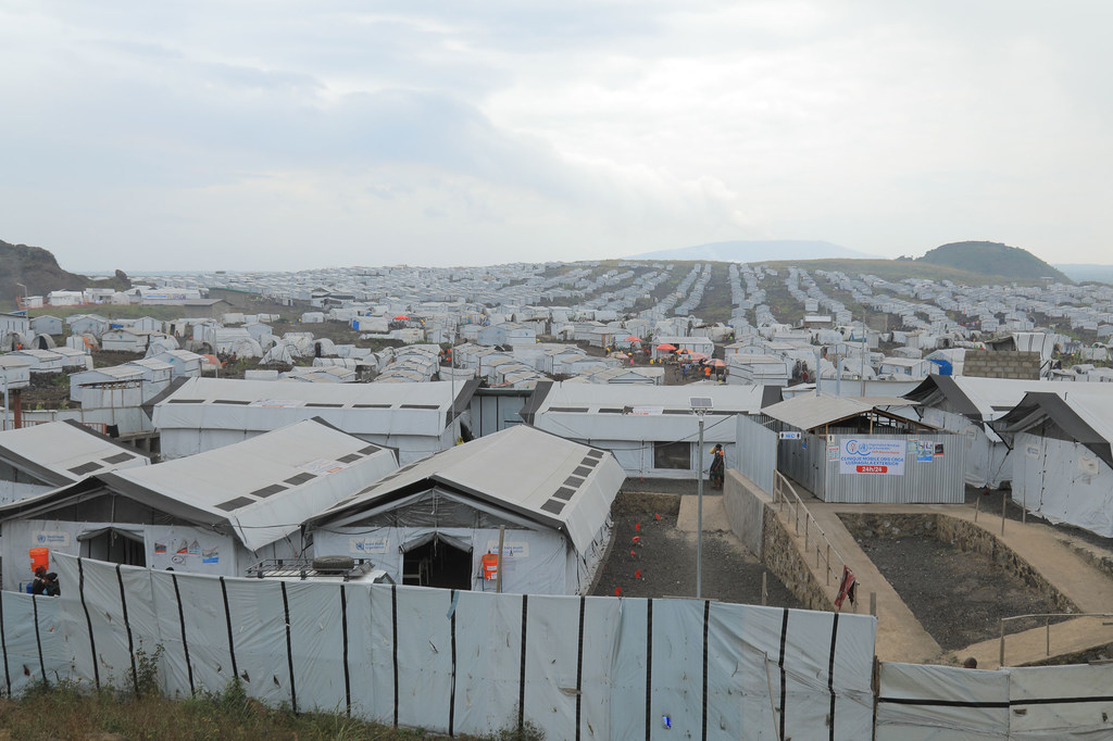 Kambi ya wakimbizi wa ndani huko Goma, mji mkuu wa mkoa wa Kivu Kaskazini, DRC ambayo sasa inahifadhi mamia ya maelfu ya watu wanaokimbia ghasia.