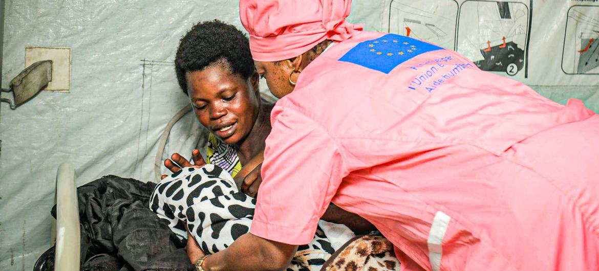 Мать с новорожденным ребенком в клинике ЮНФПА.