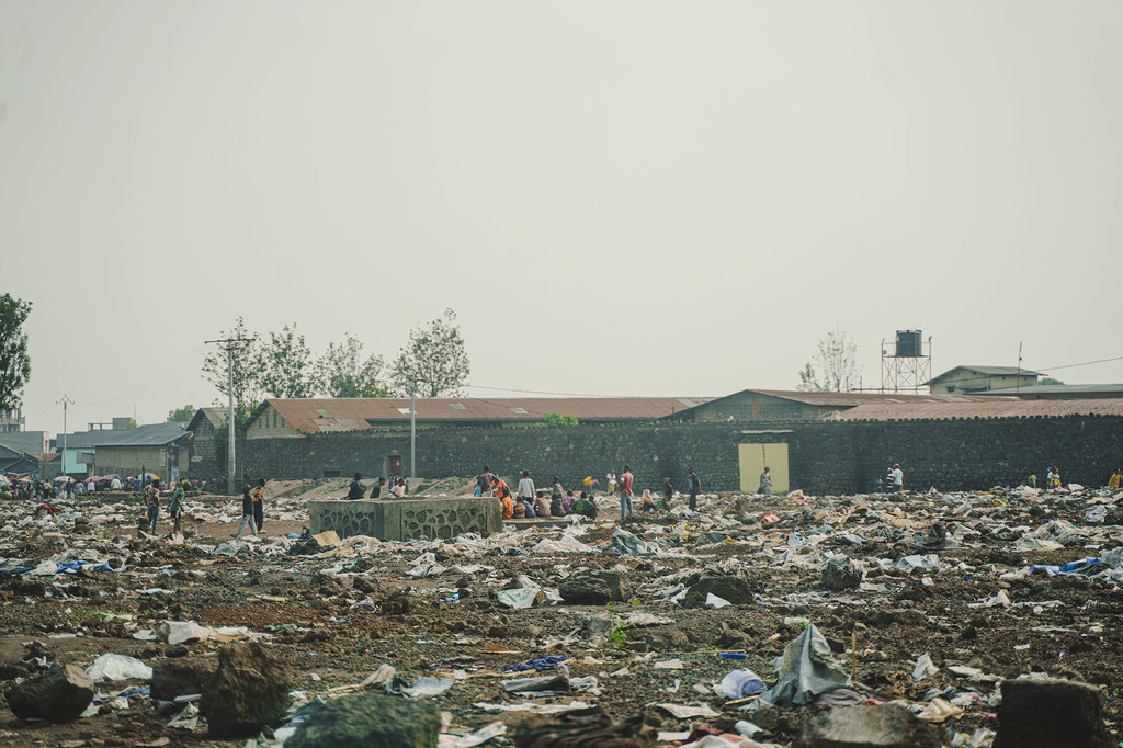 Eneo la kuhama kwa Don Bosco Ngangi, karibu na Goma, jimbo la Kivu Kaskazini, DR Congo, tarehe 4 Februari 2025. Eneo hilo limejaa vifusi na uchafu baada ya kuondolewa na kuharibiwa na mapigano ya hivi karibuni.