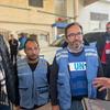 المدير التنفيذي لمكتب الأمم المتحدة لخدمات المشاريع، خورخي مورييرا دا سيلفا (إلى اليمين) أثناء زيارته إلى غزة.