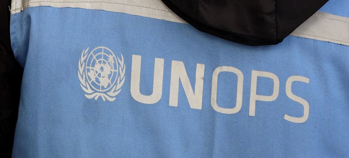 At least one UN staff member has been killed in an explosion at a UNOPS premises in central Gaza.