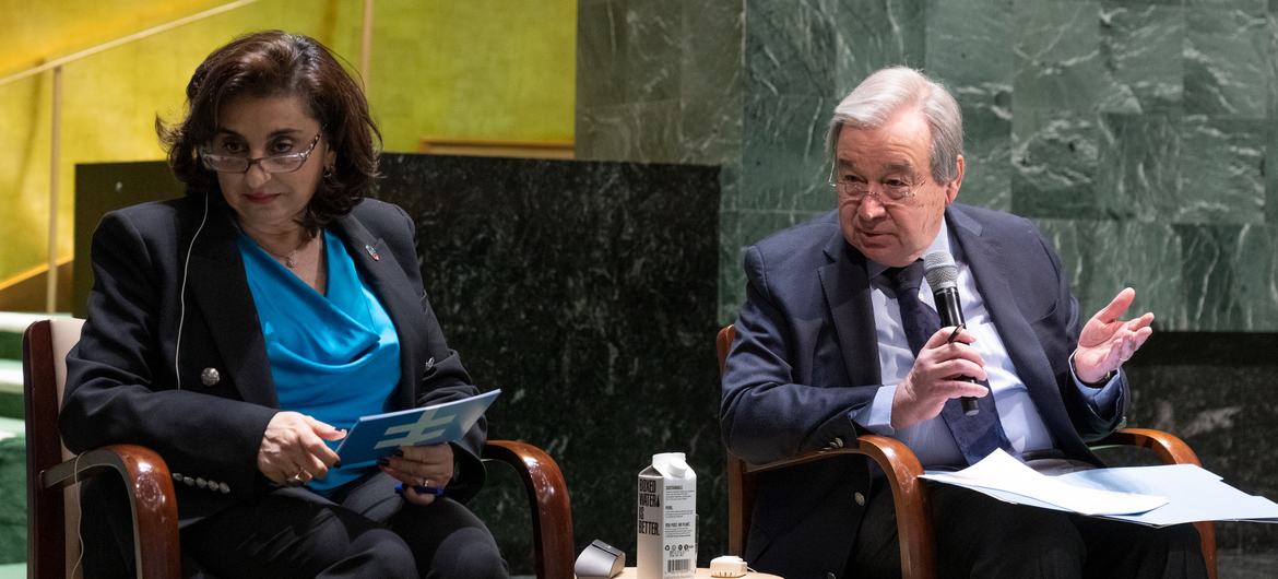 O secretário-geral da ONU, António Guterres fala durante uma reunião na Câmara Municipal com a sociedade civil moderada por Sima Sami Bahous, diretora executiva da ONU Mulheres