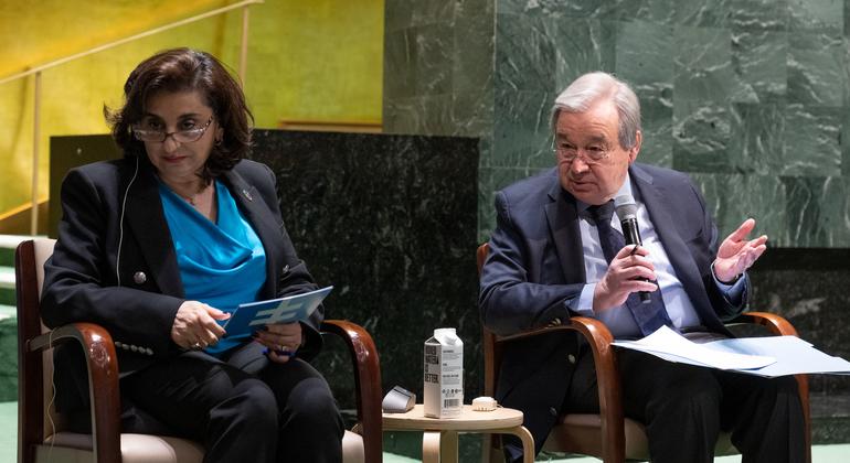 秘书长古特雷斯（右）和联合国妇女署执行主任巴胡斯（左）与民间社会组织的女性领袖进行对话。