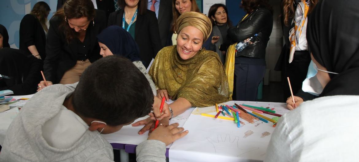 副秘书长阿明娜·穆罕默德在儿基会支持的街头儿童救助中心与孩子们共同作画。