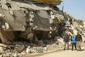联合国难民事务高级专员格兰迪（左）访问受地震影响的土耳其哈塔伊。 