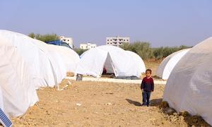 Criança entre as tendas em um acampamento recém-estabelecido para famílias deslocadas em A'zaz, noroeste da Síria.