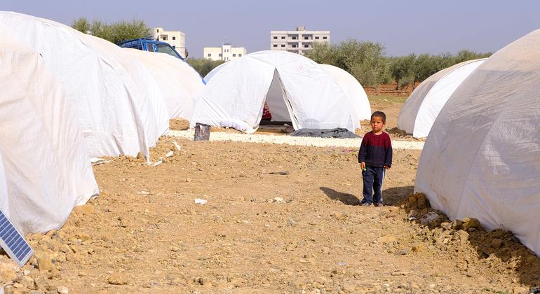 Criança entre as tendas em um acampamento recém-estabelecido para famílias deslocadas em A'zaz, noroeste da Síria.