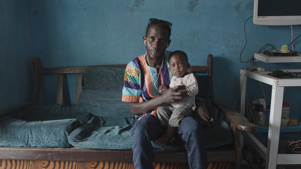 Amadou Jobe, tekneyle Avrupa'ya ulaşma girişimi başarısız olduktan sonra Gambiya'nın başkenti Banjul'da bir iş buldu.