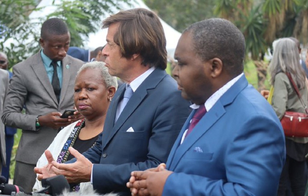 La Représentante spéciale du Secrétaire général en République démocratique du Congo, Bintou Keita (à gauche) avec des membres de la délégation du Conseil de sécurité lors de leur visite dans le pays en mars 2023.