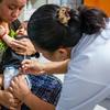 在危地马拉的上维拉帕斯省，一名五个月大的婴儿在一家卫生中心接种疫苗。