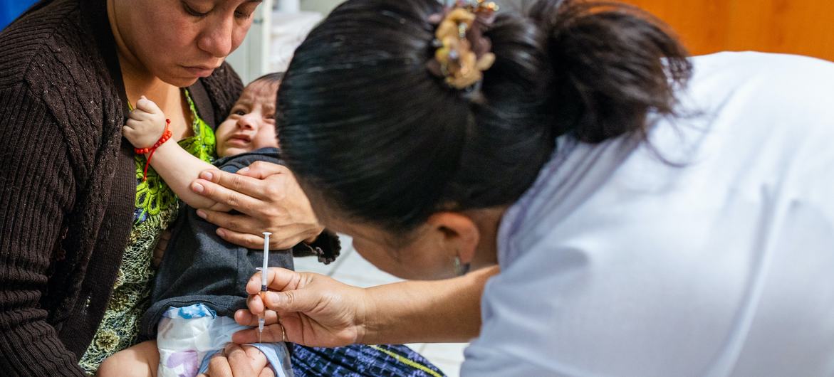 Criança de cinco meses recebe vacina em um centro de saúde em Alta Verapaz, Guatemala.