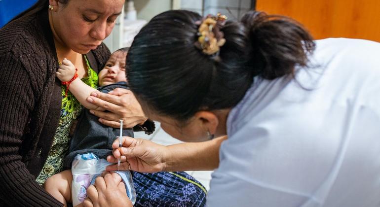 Un niño de cinco meses recibe una vacuna en un centro de salud de Alta Verapaz, Guatemala.