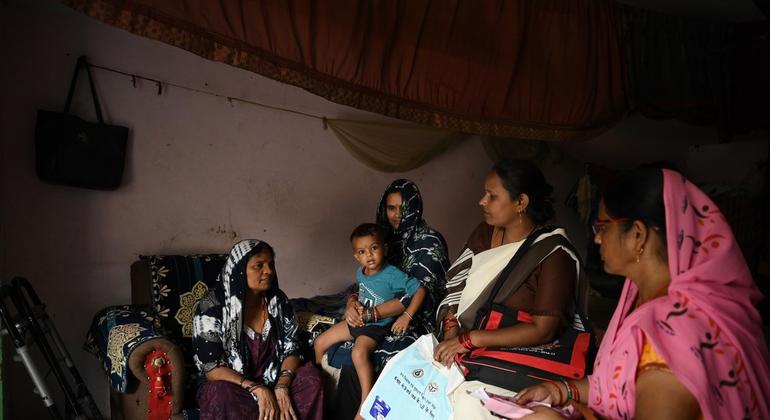 आशा कार्यकर्ता ममता, प्रतीक की माँ को टीकाकरण के बारे में सलाह दे रही हैं. आशा कार्यकर्ता ममता, प्रतीक की माँ को टीकाकरण के बारे में सलाह दे रही हैं.