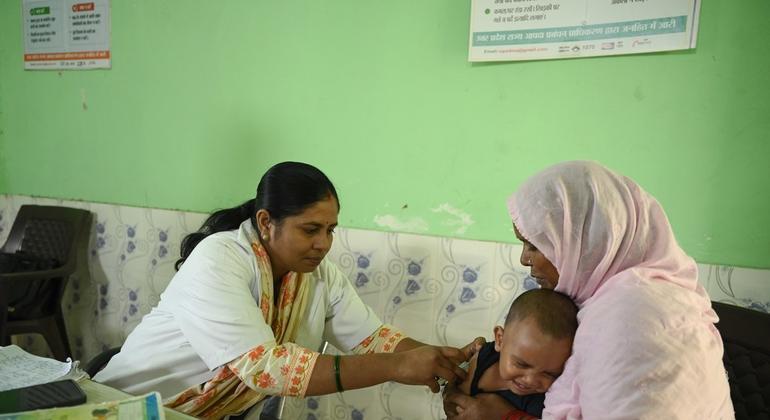 इलाक़े में अब लोग बिना झिझक, बच्चों का टीकाकरण करवा रहे हैं. इलाक़े में अब लोग बिना झिझक, बच्चों का टीकाकरण करवा रहे हैं.