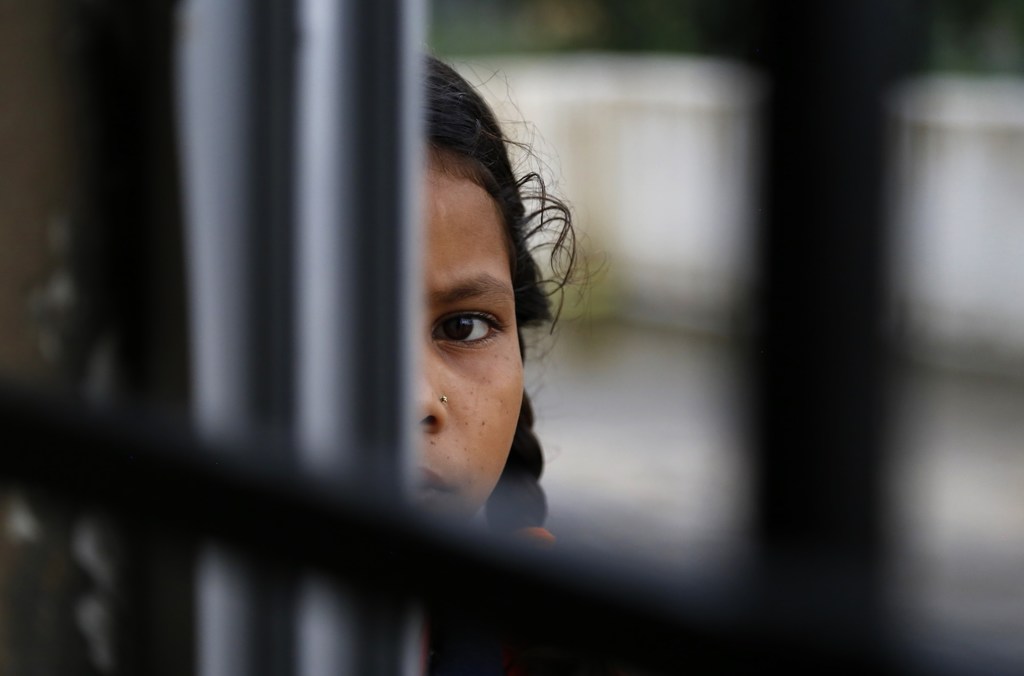 भारत के छत्तीसगढ़ के दंतेवाड़ा स्थित एकलव्य मॉडल आवासीय बालिका विद्यालय की एक बारह वर्षीय छात्रा, UNICEF के मनोसामाजिक समूह सत्र में भाग लेने के बाद।