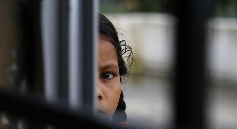 एक मनोसामाजिक समूह सत्र में भाग लेने वाली बारह वर्षीय लड़की.