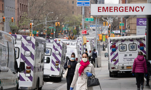 न्यूयॉर्क सिटी के बेलेव्यू अस्पताल के बाहर कोरोनावायरस प्रयासों के तहत एम्बुलेंस गाड़ियों को तैयार रखा गया है.