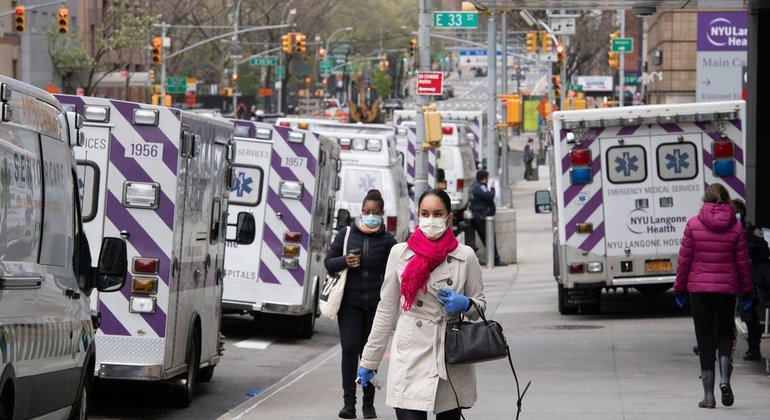 应对紧迫的冠状疫情，在纽约市贝尔维尤医院外的救护车排成长龙。