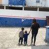 Una madre salvadoreña junto a sus dos hijos caminan a un centro de registro para solicitudes de Asilo en el sur de México.