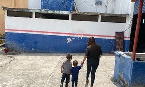 Una madre salvadoreña junto a sus dos hijos caminan a un centro de registro para solicitudes de Asilo en el sur de México.