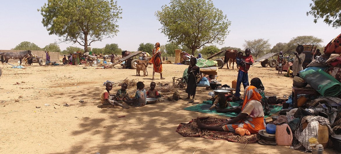 من الأرشيف: لاجئون يفرّون من العنف الأخير في دارفور بالسودان، يستظلون تحت الأشجار قرب بلدة أدري في تشاد.