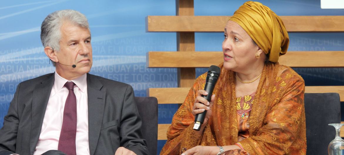 联合国副秘书长阿米娜·穆罕默德（右）在世界银行集团和国际货币基金组织春季会议上发表讲话。