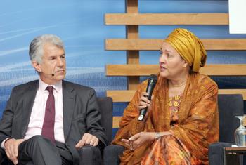 联合国副秘书长阿米娜·穆罕默德（右）在世界银行集团和国际货币基金组织春季会议上发表讲话。