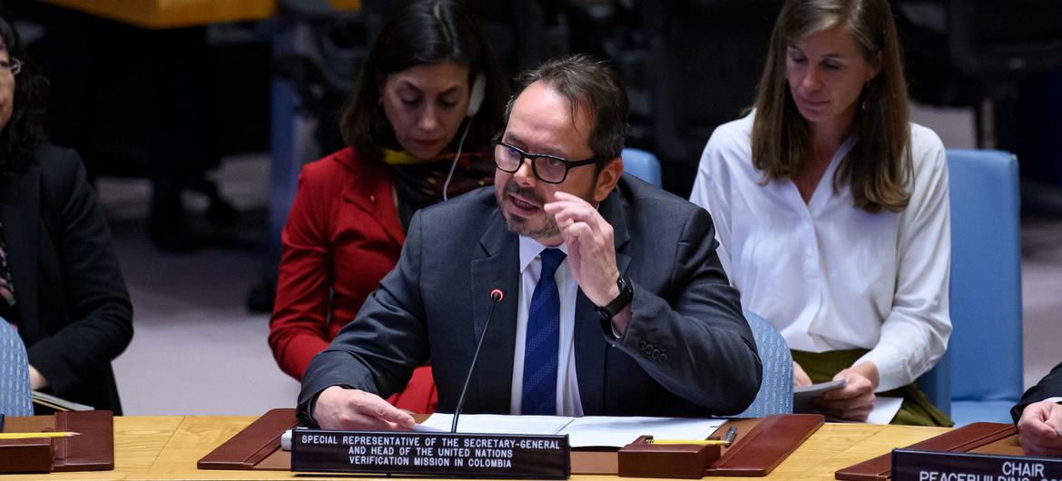 Carlos Ruiz Massieu, Représentant spécial du Secrétaire général et Chef de la Mission de vérification des Nations Unies en Colombie, informe les membres du Conseil de sécurité.