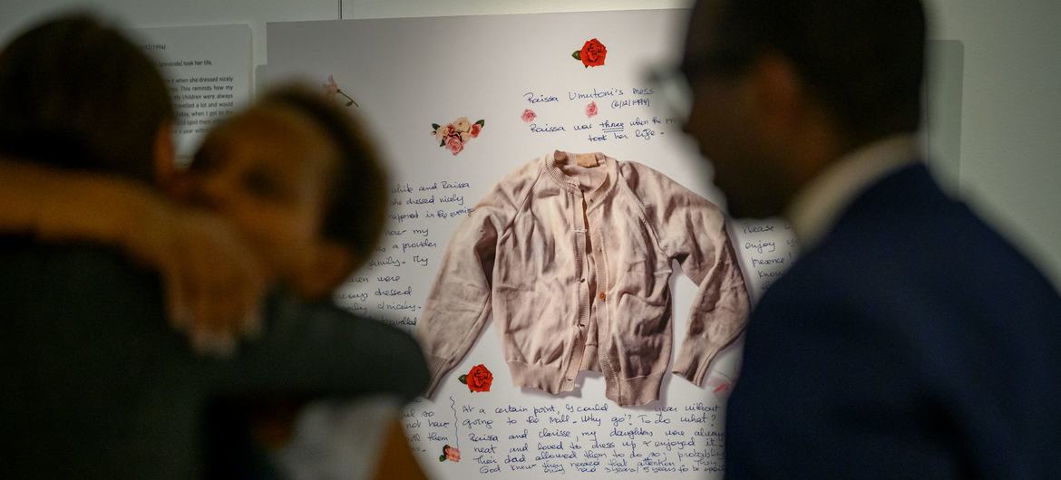 L'exposition "Histoires de survie et de souvenir - Un appel à l'action pour la prévention du génocide" est inaugurée au siège de l'ONU à New York.