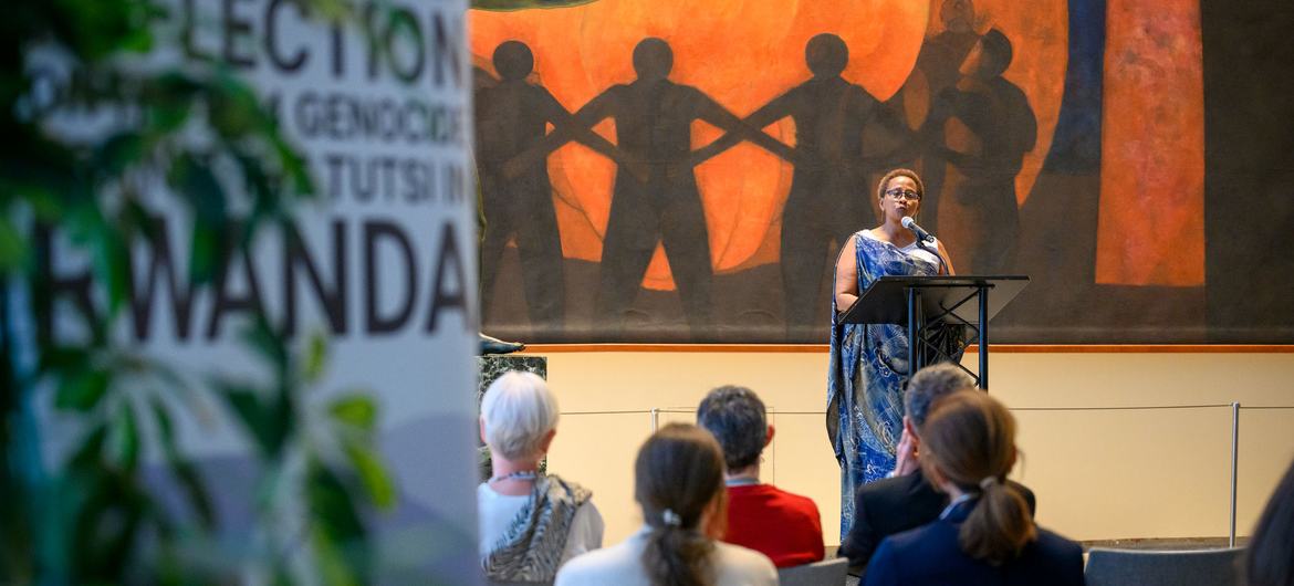 Immaculée Mukantaganira ( au podium), partage ses réflexions en tant que survivante du génocide de 1994 contre les Tutsi au Rwanda, lors de l'ouverture de l'exposition "Histoires de survie et de souvenir - Un appel à l'action pour la prévention du génoci…