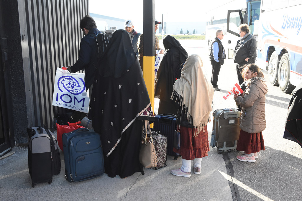 Depuis août 2021, des milliers d'Afghans ont été réinstallés au Canada sur des vols soutenus par l'OIM.