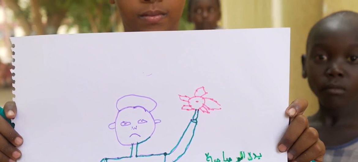 في إحدى جلسات الدعم النفسي-الاجتماعي التي تنظمها اليونيسف وشركاؤها للأطفال السودانيين، رسمت الطفلة مجد (10 سنوات) صورة تعبر عن أمنياتها بانتهاء الحرب في السودان.