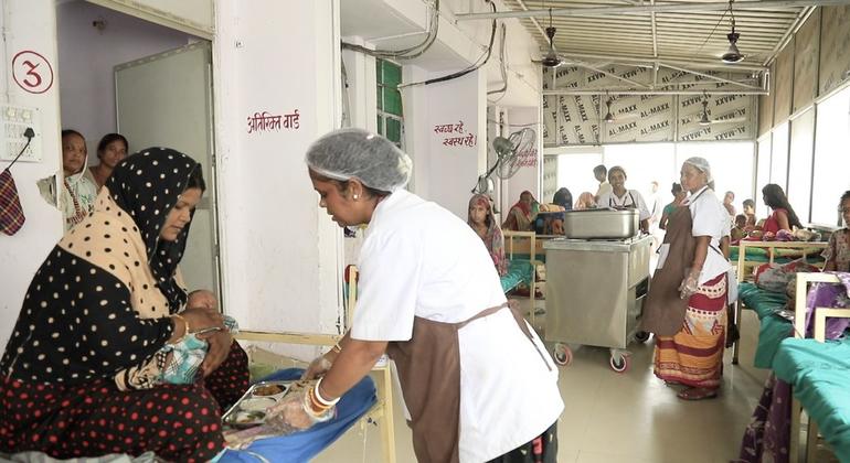 जिला अस्पतालों की दीदी की रसोइयों में रोज़ाना क़रीब 350 लोग आते हैं, और 15 प्रतिशत शुद्ध लाभ के साथ महीने में औसतन 2.5 लाख रुपए की आमदनी होती है.