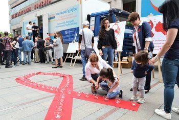 एचआईवी और एड्स के कारण मौत का शिकार होने वाले लोगों की स्मृति में, आर्मीनिया में प्रकाश श्रद्धांजलि