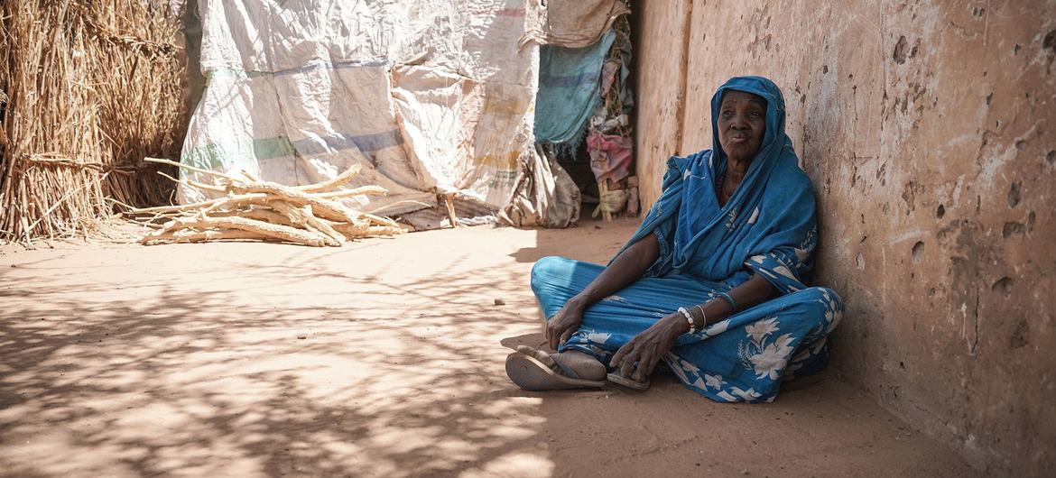 (أرشيف) امرأة فرت من منزلها بسبب النزاع، وصلت إلى مركز للنازحين في الفاشر، شمال دارفور.