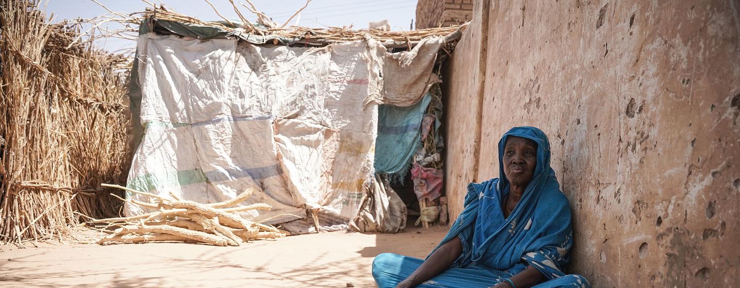 Une femme qui a fui sa maison à cause du conflit se repose dans un centre pour personnes déplacées à Al Fasher, au Darfour.