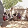 Unos niños se cobijan a la sombra en el centro de Tambasi en El Fasher, Darfur del Norte.