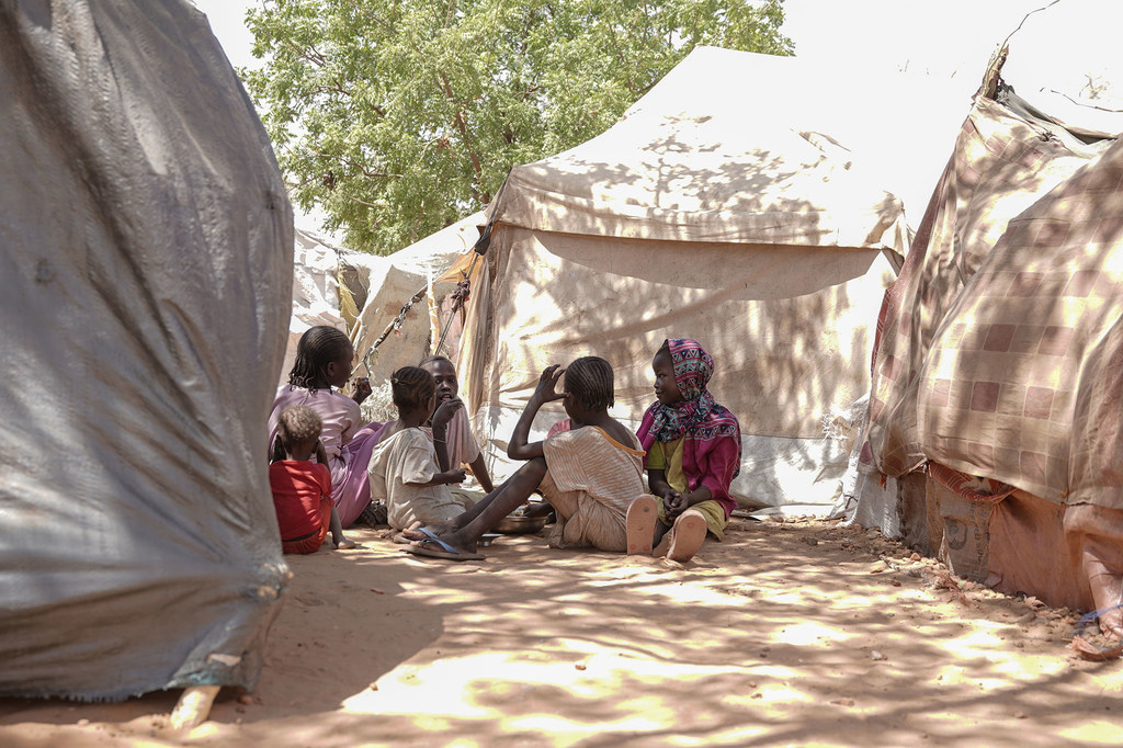 Des enfants s'abritent à l'ombre dans le centre de Tambasi à El Fasher, au Darfour Nord.