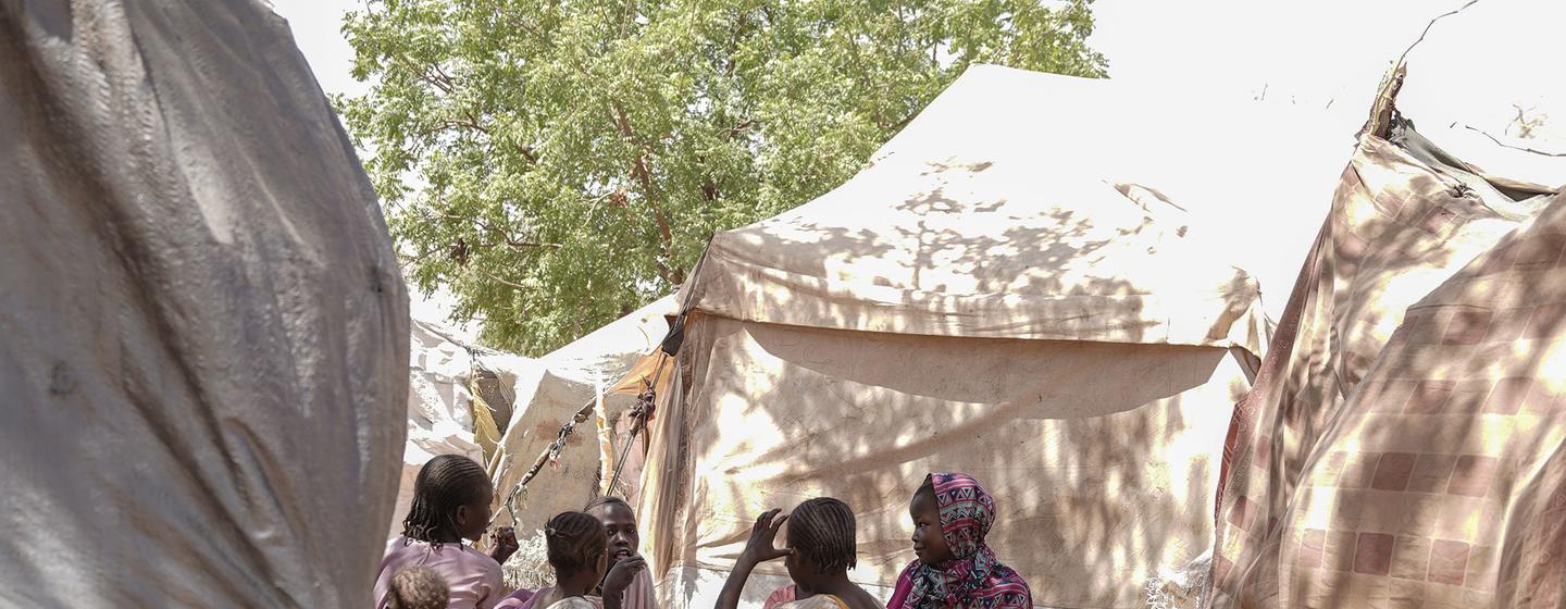 Des enfants s'abritent à l'ombre dans le centre de Tambasi à El Fasher, au Darfour Nord.
