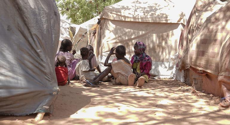 Children shelter in the shade in Tambasi centre in El Fasher, North Darfur. (file)