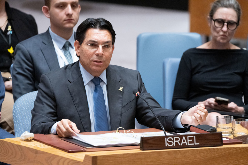 السفير الإسرائيلي داني دانون يتحدث في اجتماع لمجلس الأمن United Nations .
