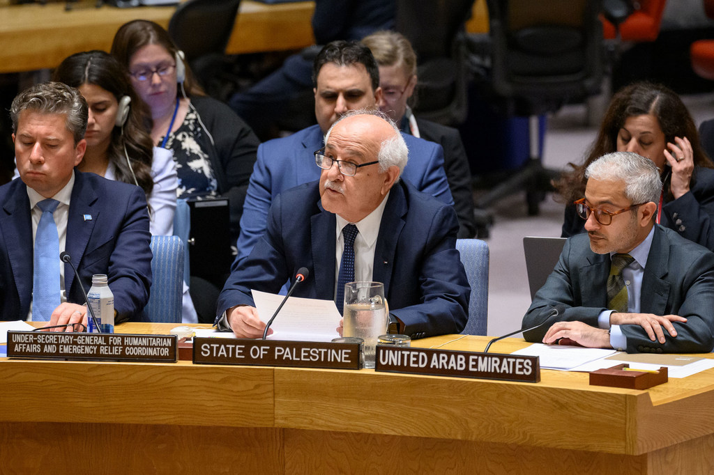 رياض منصور، المراقب الدائم لدولة فلسطين لدى United Nations، يخاطب مجلس الأمن بشأن الوضع في الشرق الأوسط.