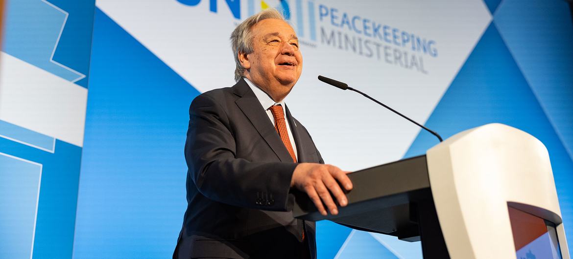 O secretário-geral António Guterres discursa na Reunião Ministerial de Manutenção da Paz da ONU de 2025 em Berlim, Alemanha