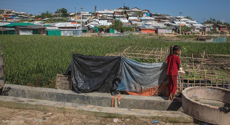 बांग्लादेश ने, म्याँमार में हिंसा और उत्पीड़न के पाँच अलग-अलग दौर के बाद वहाँ से भागे रोहिंज्या शरणार्थियों को अपने यहाँ शरण मुहैया कराई है.