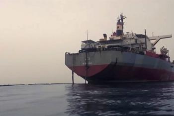यमन के तट के नज़दीक खड़ा एफ़एसओ सेफ़र जहाज़, जिसमें लगभग 10 लाख बैरल तेल लदा था.
