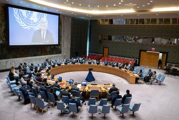 秘书长也门问题特使汉斯·格伦德贝里 (屏幕上) 在安理会会议上就该国局势进行情况通报。