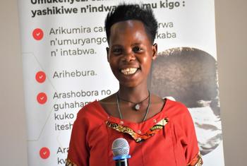 Donavine Ndayikengurukiye akizungumza kwenye maikrofoni wakati wa uwasilishaji.