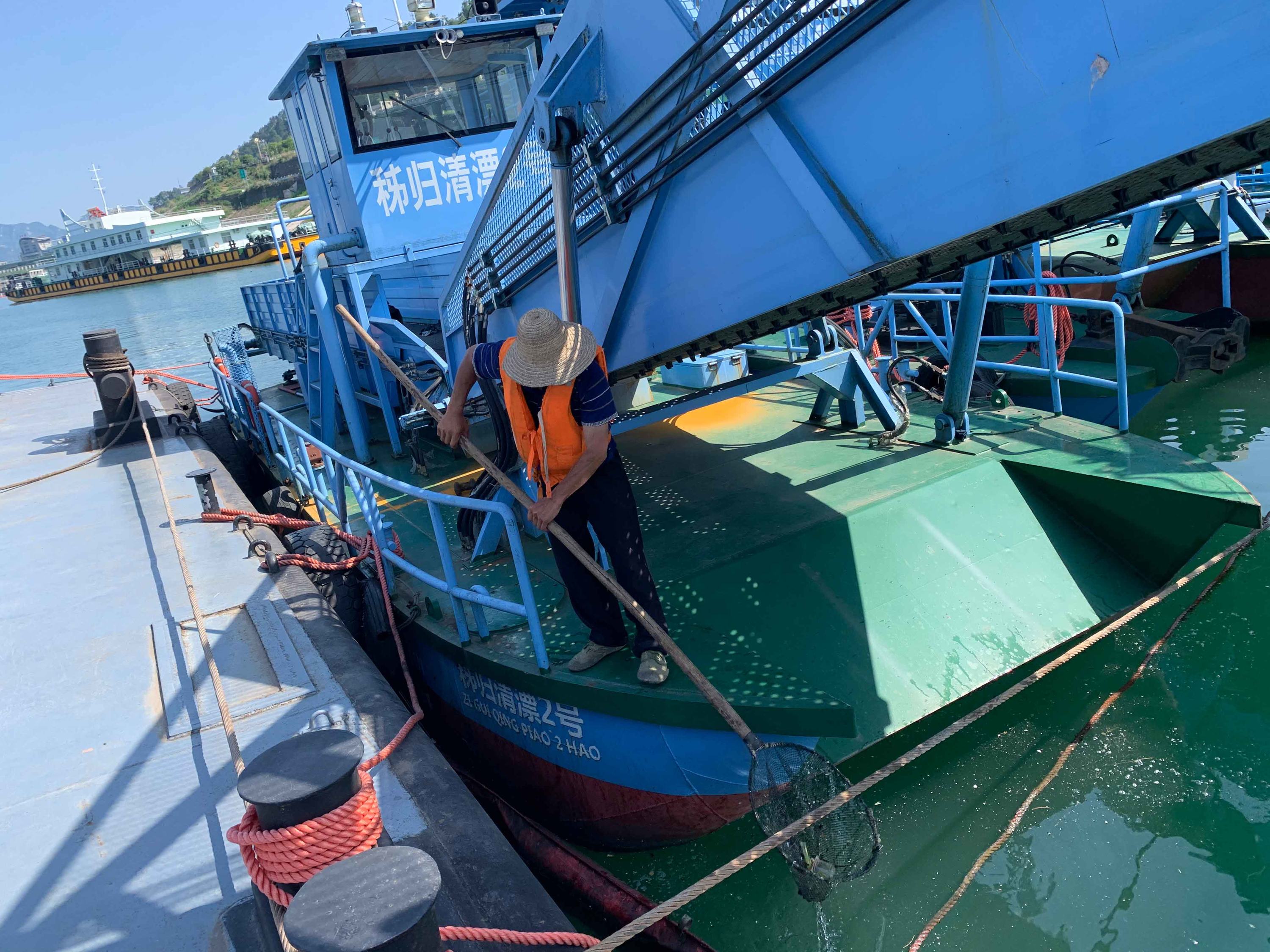 三峡库区秭归清漂队配备的两艘机械清漂船之一。