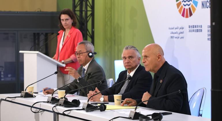 Olivier Poivre d'Arvor (derecha), enviado especial de Francia para la conferencia, en la rueda de prensa de clausura de UNOC3, en Niza. Olivier Poivre d'Arvor (derecha), enviado especial de Francia para la conferencia, en la rueda de prensa de clausura de UNOC3, en Niza.