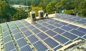 Planta de energía solar fotovoltaica en la azotea de la Casa de las Naciones Unidas, Nueva Delhi, India.